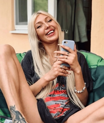 Если ты ищешь незабываемые моменты наслаждения, то я готова предложить тебе свои услуги. Моя экспертная стриптиз-программа расскажет тебе историю соблазна и страсти, а затем я позволю тебе погрузиться в водопад ощущений во время эротического массажа. Я делаю все, чтобы твое время с Мной было самым приятным и запоминающимся. Послушная и открытая для экспериментов, я готова исполнить все твои фантазии. Мои фото и отзывы доступны на моем профиле. А теперь приходи, и дай мне возможность позаботиться о тебе и твоем удовольствии. Настенька